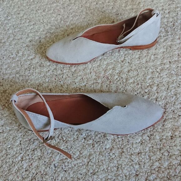 Charleston Shoe Co Suede Ballet ankle closure Flat in gray Size 8 - Picture 2 of 12